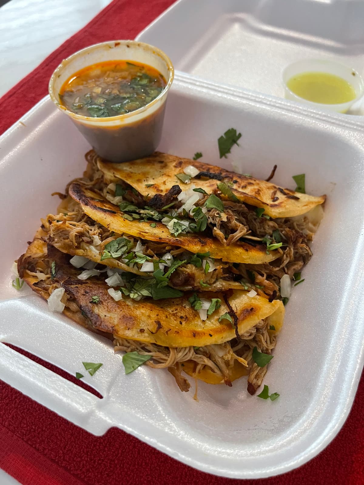 Tacos de birria del food truck Guachile